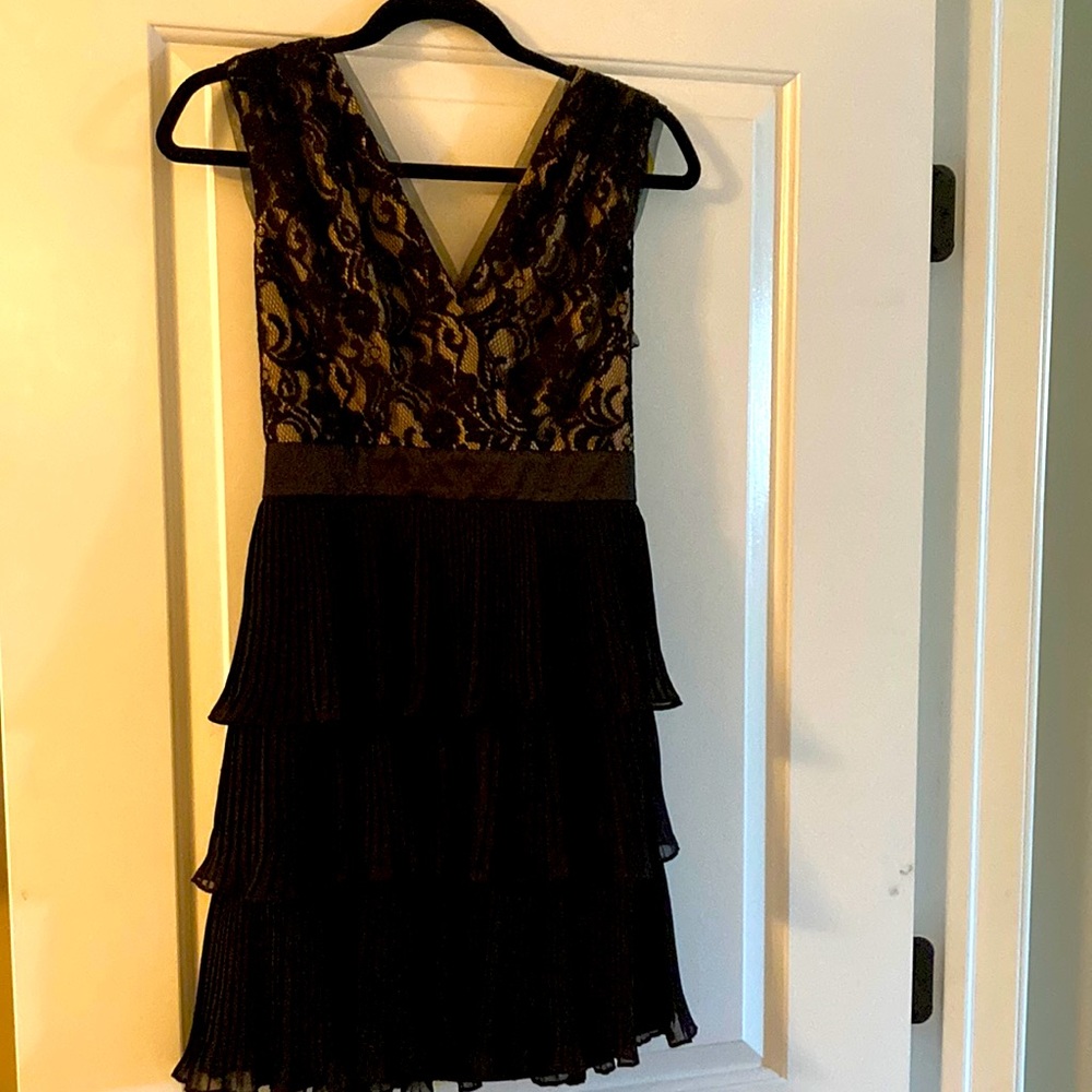 BCBG Paris women’s cocktail dress black lace nude lined pleated tiered sz 2